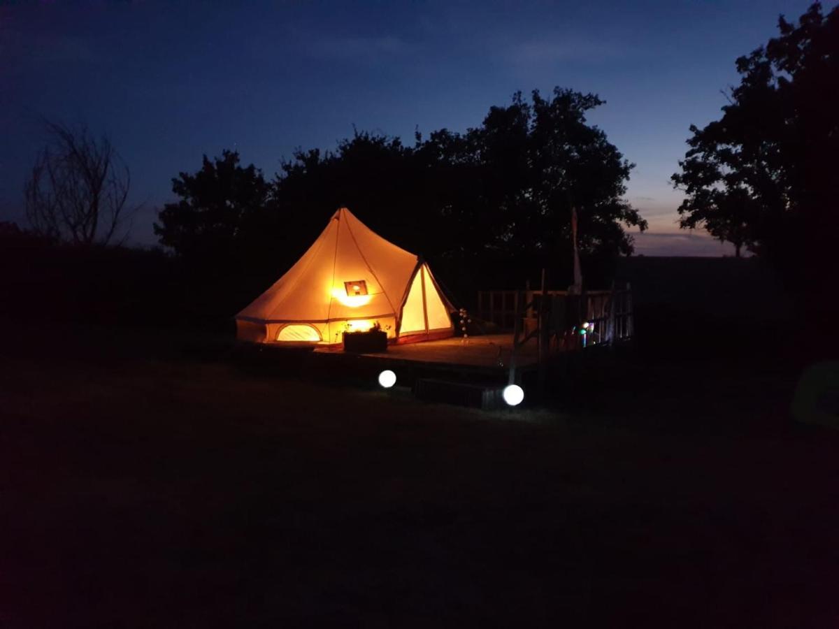 Camping La Petite Houmee Curzay-sur-Vonne Екстериор снимка