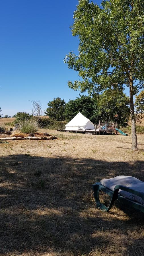 Camping La Petite Houmee Curzay-sur-Vonne Екстериор снимка